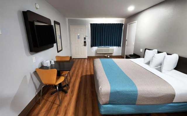 Motel 6 Webster, TX - Houston - Nasa Lake