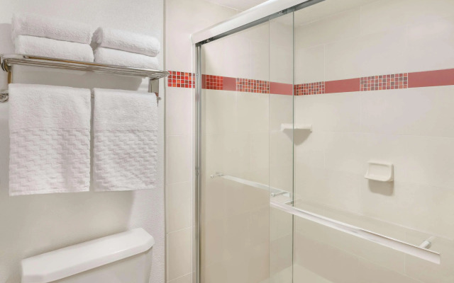 Best Western Plus Raffles Inn & Suites