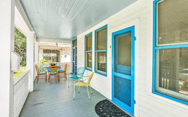 Charming Downtown Carriage Apartment