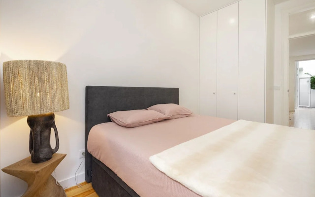Chic 1-Bed W/ Patio Perfect To Explore Lisbon