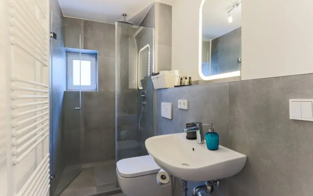 BRIGHT - Augsburg's Biggest - 4BR - Parking - Kitchen