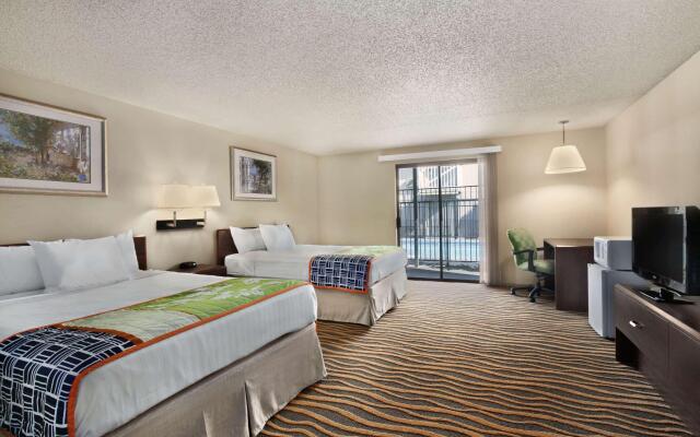 Howard Johnson Inn and Suites Tacoma