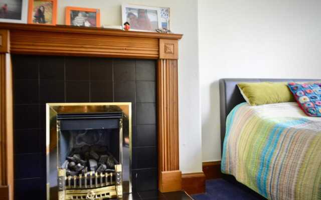 2 Bedroom Flat In Morningside With Private Garden
