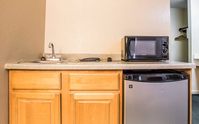 Econo Lodge Inn & Suites Granite City