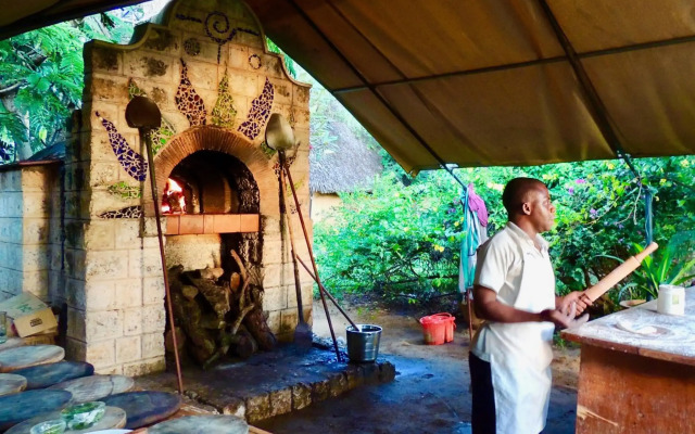 Distant Relatives Ecolodge & Backpackers