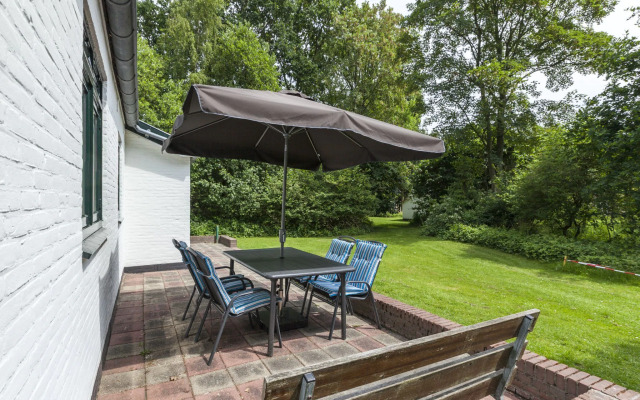 Appealing holiday home in Vrouwenpolder with garden