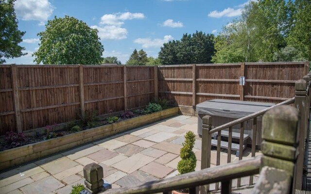 Willow Lodge With Hot Tub, Kingfishers