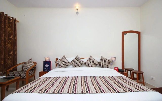 OYO 4756 Hotel Apple Inn