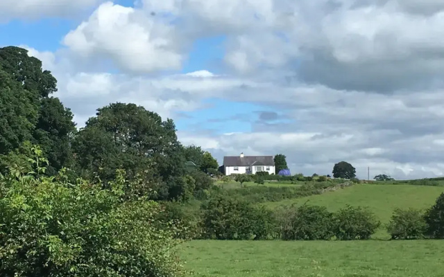 Shepherds Hut-1 Bed-hot Tub -views