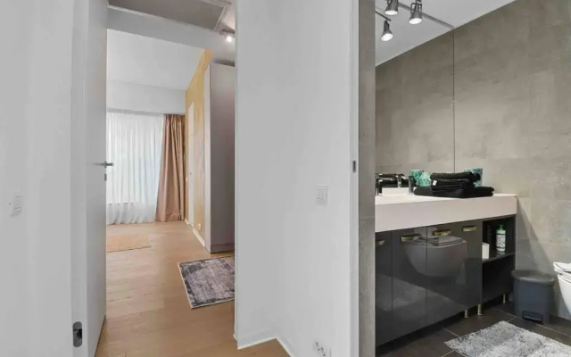 Lake Panorama Loft 5 star Location, Queen Bed, Views