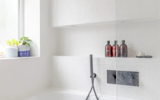 Newly Renovated 2 Bedroom Apartment in Earlsfield With Garden