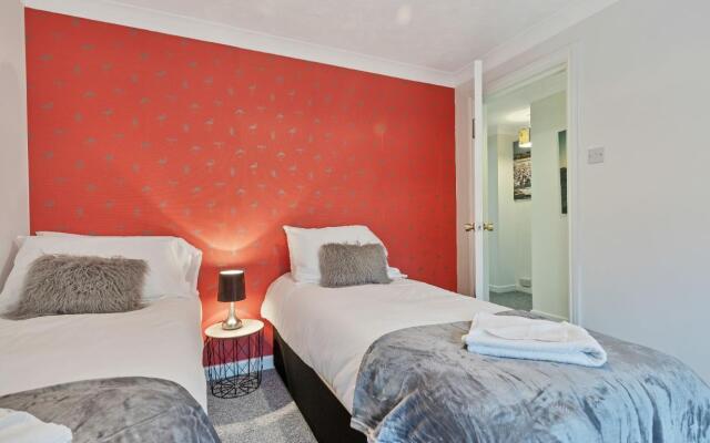 Seabright Townhouse | By My Getaways | Parking for one car