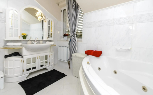 Villa Piano - Four Bedroom Villa With Terrace and Swimming Pool