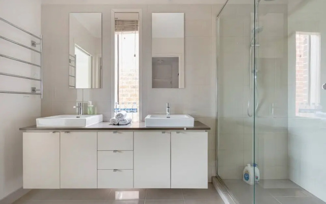 5br Luxury House 20 Min To Cbd Spacious Living