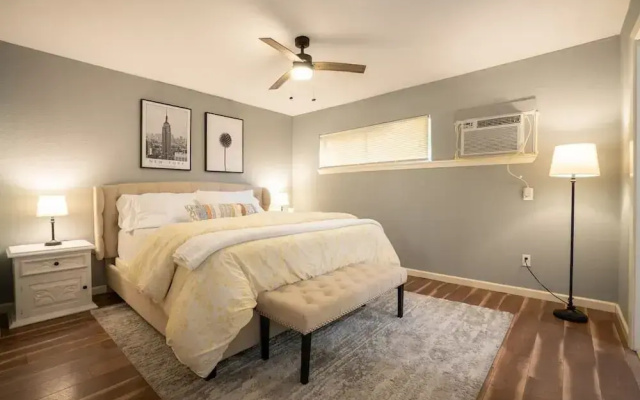 King Bed Retreat Fast Wifi Gated Complex
