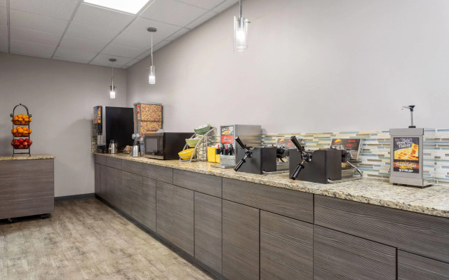 Days Inn and Suites by Wyndham Hammond, IN