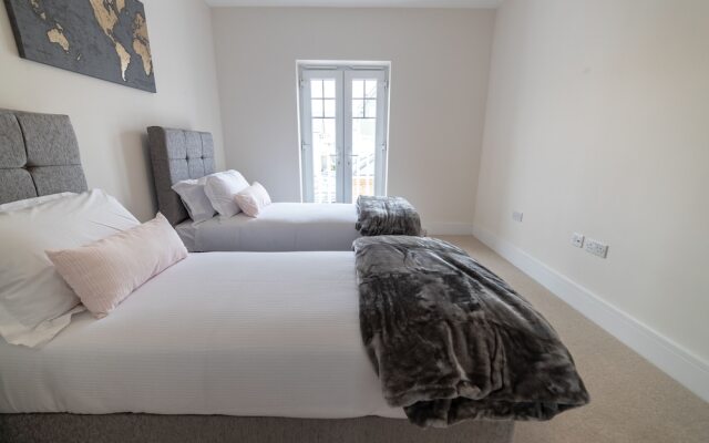 Reading Green Park Village Serviced Apt