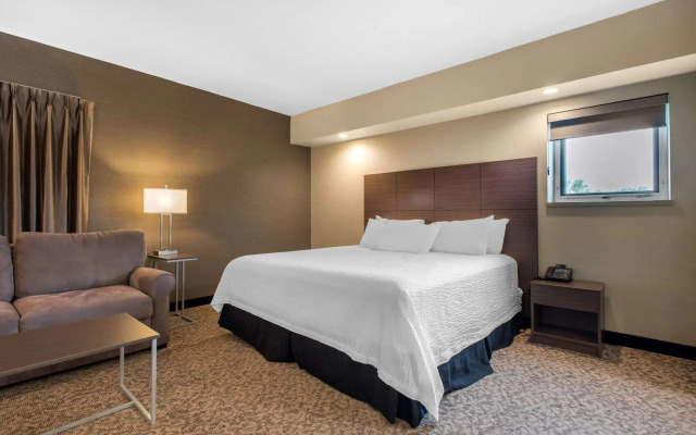 Clarion Hotel & Suites