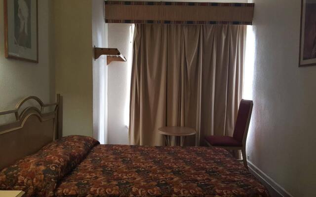 OYO Cameron Historic Hotel Brownsville I-69E