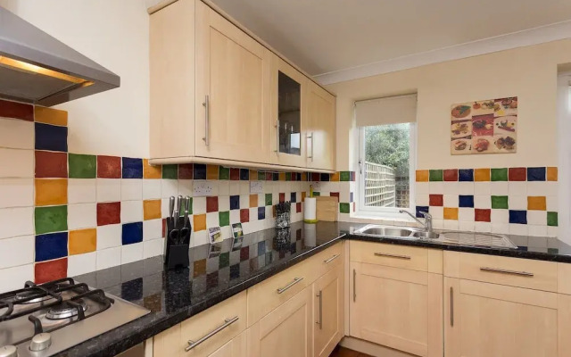 2 Bedroom House Near Wapping Station