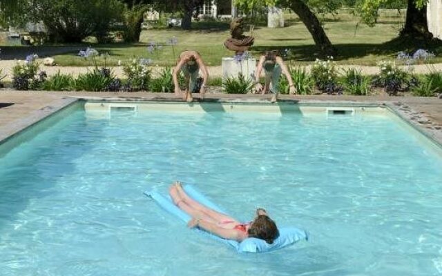 Chateau Le Mas De Montet