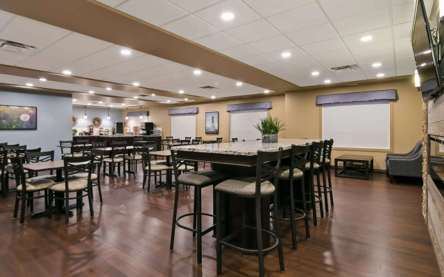 Best Western Plus Lacombe Inn & Suites
