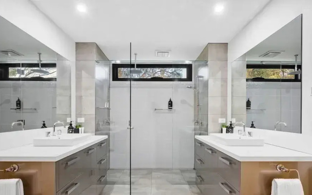 The Ocean s Edge Luxury Entertainer With Views
