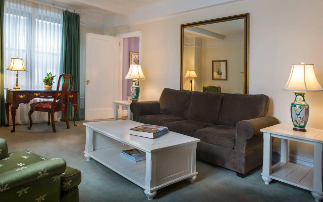 Roger Smith Hotel