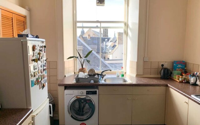 Homely 2 Bedroom Apartment in the Heart of Edinburgh
