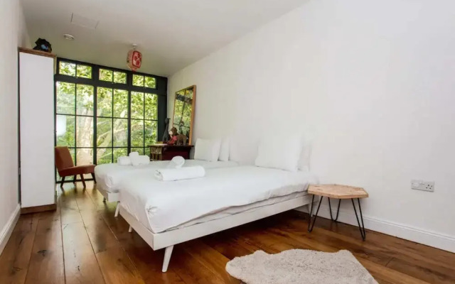 Cosy 2 Bedroom Apartment With Great Outdoor Balcony