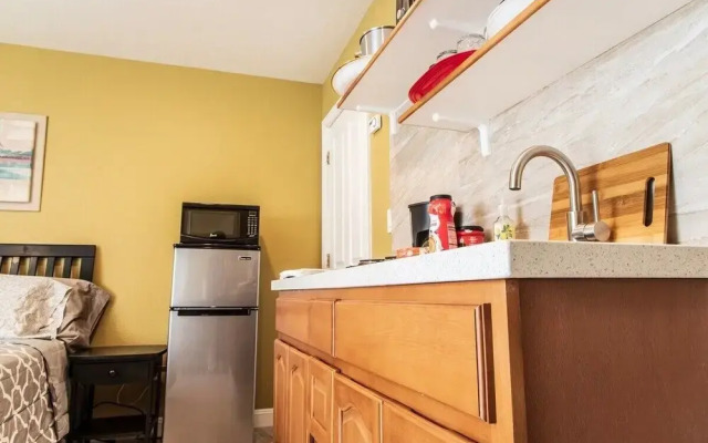 Charming Studio in Hayward