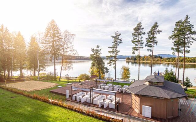 Lakeside Village 18 (+ sauna)
