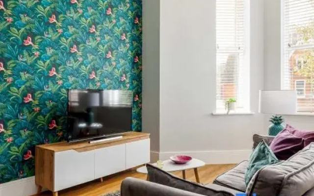 Beautifully Modern 1-Bed Apt w/ Free Gym & Parking