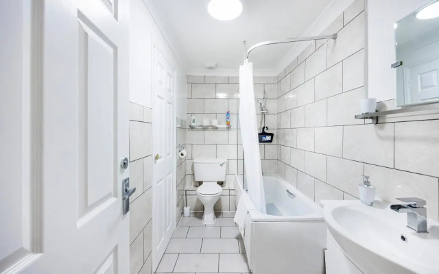 Lovely 2 Bd Hse with Parking near Excel