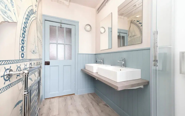 JOIVY Eclectic & Design Led 3Br Apt Near Edinburgh Castle
