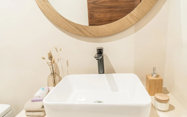 Luxurious Stylish 3BR Apartment Exceptional Location Private Pool Uncovered Patio