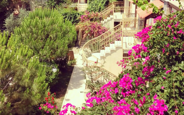 Moonshine Hotel & Suites