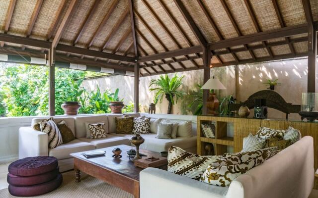 Colonial White House - Seminyak