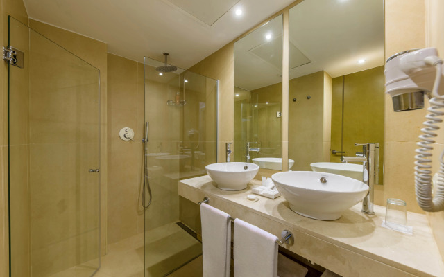 Zafiro Cala Mesquida Hotel