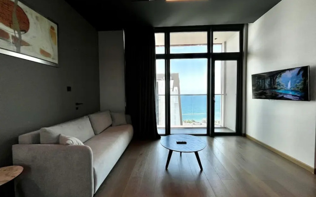128 LIM - 2001 Stay Only Tower Suite