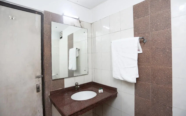 Gujral Hotel By OYO Rooms