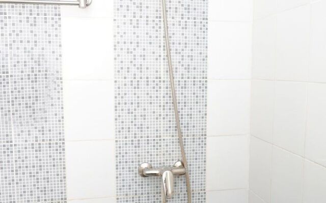 OYO 546 New Mira Hotel