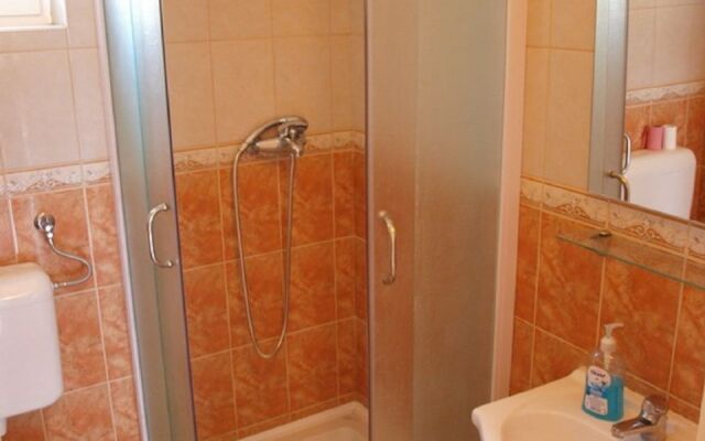 Holiday house More - garden shower: Vinisce, Riviera Trogir