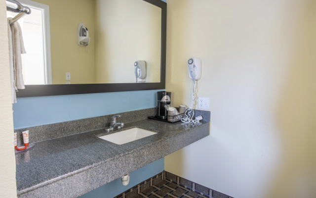 OYO Hotel Knoxville TN Cedar Bluff I-40