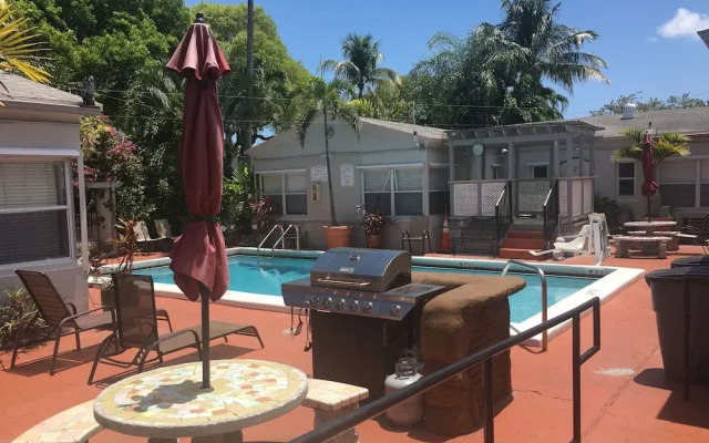 Richards Motel Courtyard