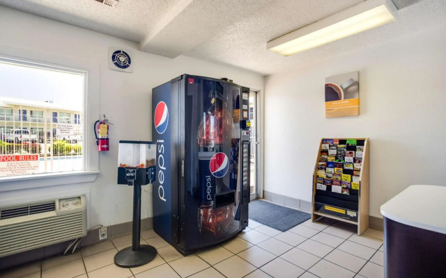 Motel 6-Fayetteville, AR