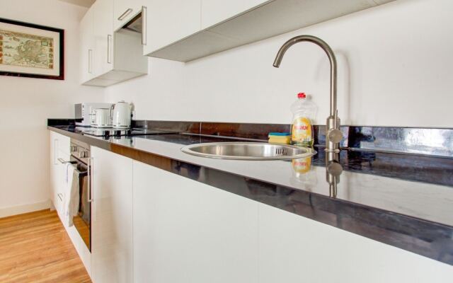Plush Apartment in Manchester Near IWM North