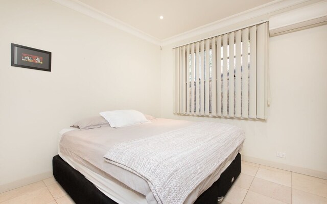 Stylish 2 Bdr Overlooking Parsley Bay H379