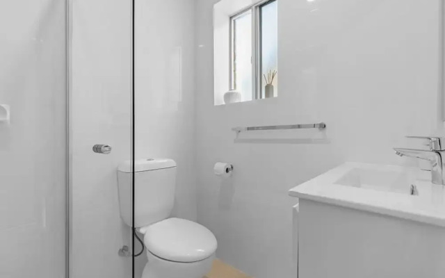 Stylish 2-bed Home Steps From Henley Beach