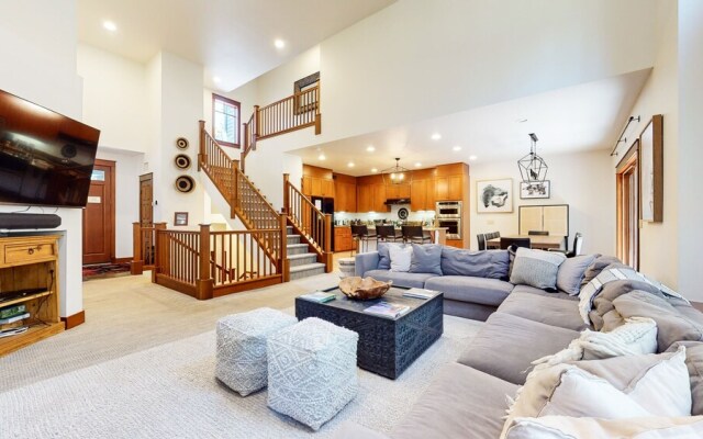 Timbers 6 Updated and Pet-Friendly, Private Jacuzzi, Private Garage by RedAwning